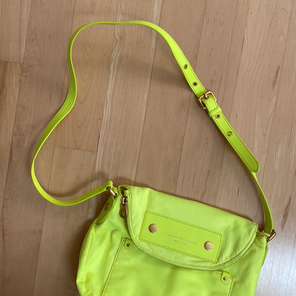 Marc by Marc Jacobs neon yellow crossbody bag - Picture 5 of 9